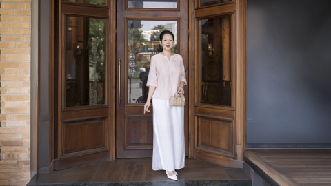 M COLLECTION | Áo Kiểu Nữ Trung Niên Tặng Mẹ Chất Vải Xô Tăm Thêu Hoa Đính Nút Tay Lỡ A12116LW01