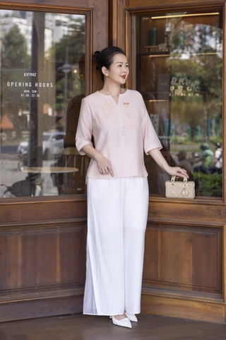 M COLLECTION | Áo Kiểu Nữ Trung Niên Tặng Mẹ Chất Vải Xô Tăm Thêu Hoa Đính Nút Tay Lỡ A12116LW01