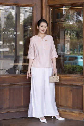 M COLLECTION | Áo Kiểu Nữ Trung Niên Tặng Mẹ Chất Vải Xô Tăm Thêu Hoa Đính Nút Tay Lỡ A12116LW01