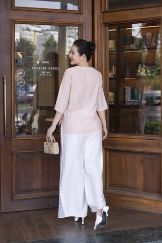 M COLLECTION | Áo Kiểu Nữ Trung Niên Tặng Mẹ Chất Vải Xô Tăm Thêu Hoa Đính Nút Tay Lỡ A12116LW01