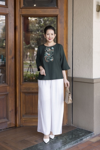 M COLLECTION | Áo Kiểu Nữ Trung Niên Tặng Mẹ Bà Cổ Tròn Vải Lụa Hàn Thêu Hoa Đính Nút Tay Lỡ A13023LW01