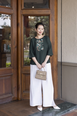 M COLLECTION | Áo Kiểu Nữ Trung Niên Tặng Mẹ Bà Cổ Tròn Vải Lụa Hàn Thêu Hoa Đính Nút Tay Lỡ A13023LW01