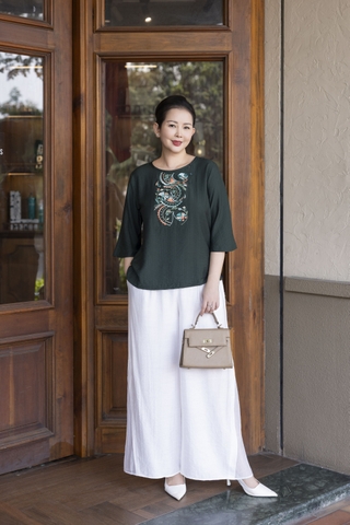 M COLLECTION | Áo Kiểu Nữ Trung Niên Tặng Mẹ Bà Cổ Tròn Vải Lụa Hàn Thêu Hoa Đính Nút Tay Lỡ A13023LW01