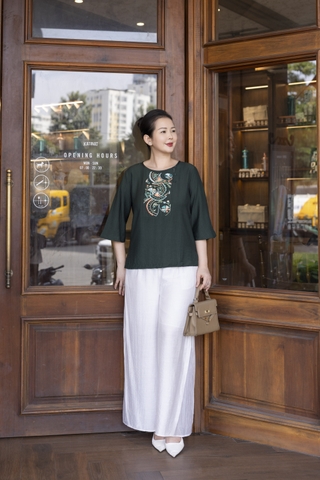 M COLLECTION | Áo Kiểu Nữ Trung Niên Tặng Mẹ Bà Cổ Tròn Vải Lụa Hàn Thêu Hoa Đính Nút Tay Lỡ A13023LW01