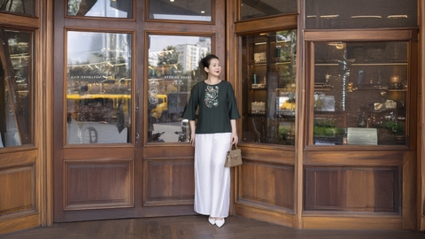 M COLLECTION | Áo Kiểu Nữ Trung Niên Tặng Mẹ Bà Cổ Tròn Vải Lụa Hàn Thêu Hoa Đính Nút Tay Lỡ A13023LW01