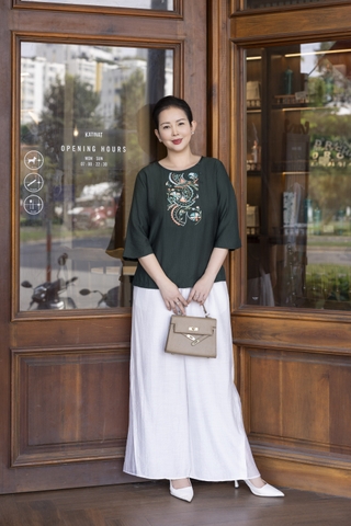 M COLLECTION | Áo Kiểu Nữ Trung Niên Tặng Mẹ Bà Cổ Tròn Vải Lụa Hàn Thêu Hoa Đính Nút Tay Lỡ A13023LW01