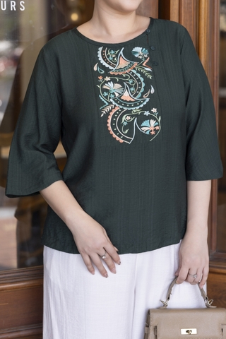 M COLLECTION | Áo Kiểu Nữ Trung Niên Tặng Mẹ Bà Cổ Tròn Vải Lụa Hàn Thêu Hoa Đính Nút Tay Lỡ A13023LW01