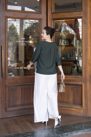 M COLLECTION | Áo Kiểu Nữ Trung Niên Tặng Mẹ Bà Cổ Tròn Vải Lụa Hàn Thêu Hoa Đính Nút Tay Lỡ A13023LW01