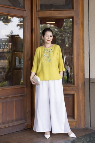 M COLLECTION | Áo Kiểu Nữ Trung Niên Tặng Mẹ Bà Cổ Tròn Vải Lụa Hàn Thêu Hoa Đính Nút Tay Lỡ A13023LW01