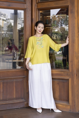 M COLLECTION | Áo Kiểu Nữ Trung Niên Tặng Mẹ Bà Cổ Tròn Vải Lụa Hàn Thêu Hoa Đính Nút Tay Lỡ A13023LW01