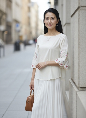 M COLLECTION | Áo Kiểu Nữ Trung Niên Tặng Mẹ Bà Cổ Tròn Tay Lỡ Vải Lụa Ý Thêu Hoa Cao Cấp A12866