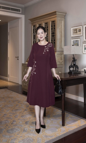 M COLLECTION | Váy Đầm Suông Nữ Trung Niên Tặng Mẹ Lụa Dày Thêu Hoa Tay Lỡ Cổ Tròn Dự Tiệc D13192LW01