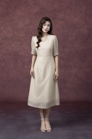 SWANLAKE | Váy Đầm Nữ Chất Tơ Cotton Thêu Hoa Cổ Chữ V Tay Ngắn Chiết Eo Đi Tiệc Công Sở D13286LW01