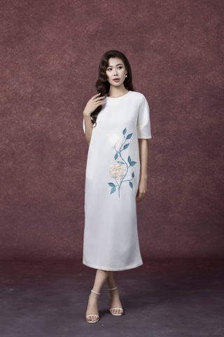 SWANLAKE | Váy Đầm Suông Nữ Cổ Tròn Vải Lụa Dày Thêu Hoa Xẻ Tà Tay Ngắn Công Sở Thanh Lịch D13261LW01