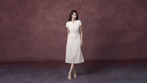 SWANLAKE | Váy Đầm Nữ Midi Cổ Chữ V Cài Nút Xếp Ly Vải Linen Tay Ngắn Thắt Eo Xẻ Tà Công Sở D13288LW01