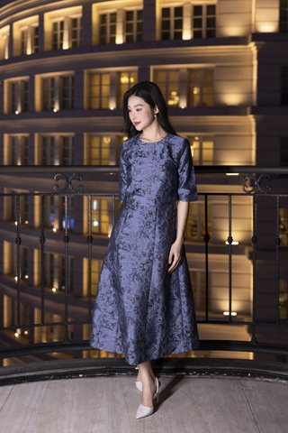 SWANLAKE | Váy Đầm Maxi Nữ Vải Gấm Hoa Tafta Cổ Tròn Tay Lỡ Có Túi Sang Trọng Đi Tiệc D13378LW01