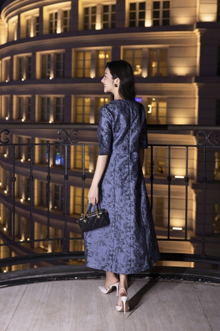 SWANLAKE | Váy Đầm Maxi Nữ Vải Gấm Hoa Tafta Cổ Tròn Tay Lỡ Có Túi Sang Trọng Đi Tiệc D13378LW01