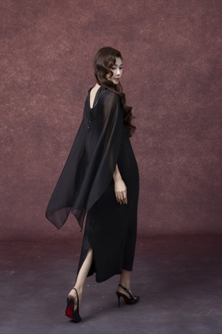 SWANLAKE | Váy Đầm Maxi Nữ Vải Lụa Gấm Phối Choàng Tơ Xẻ Tà Nhấn Eo Sát Nách Đi Tiệc D13329LW01