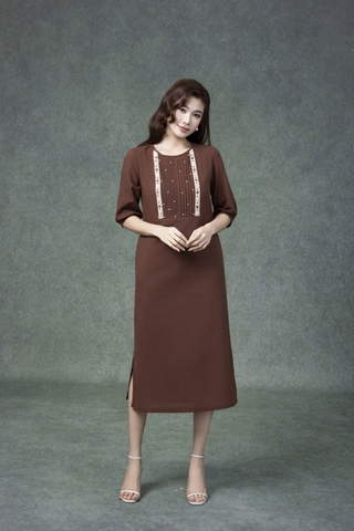 SWANLAKE | Váy Đầm Nữ Midi Suông Vải Linen Thêu Họa Tiết Cổ Tròn Tay Lỡ Có Túi Xẻ Tà Công Sở D13149LW01