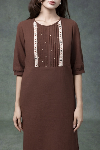 SWANLAKE | Váy Đầm Nữ Midi Suông Vải Linen Thêu Họa Tiết Cổ Tròn Tay Lỡ Có Túi Xẻ Tà Công Sở D13149LW01