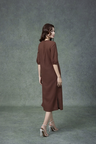 SWANLAKE | Váy Đầm Nữ Midi Suông Vải Linen Thêu Họa Tiết Cổ Tròn Tay Lỡ Có Túi Xẻ Tà Công Sở D13149LW01