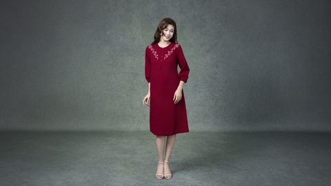 SWANLAKE | Váy Đầm Nữ Midi Suông Vải Linen Thêu Hoa Cổ Tròn Cài Nút Tay Lỡ Có Túi Công Sở D13179LW01