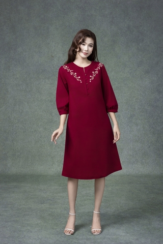 SWANLAKE | Váy Đầm Nữ Midi Suông Vải Linen Thêu Hoa Cổ Tròn Cài Nút Tay Lỡ Có Túi Công Sở D13179LW01