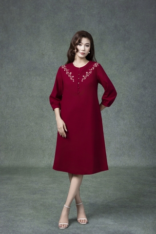 SWANLAKE | Váy Đầm Nữ Midi Suông Vải Linen Thêu Hoa Cổ Tròn Cài Nút Tay Lỡ Có Túi Công Sở D13179LW01