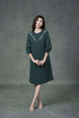 SWANLAKE | Váy Đầm Nữ Midi Suông Vải Linen Thêu Hoa Cổ Tròn Cài Nút Tay Lỡ Có Túi Công Sở D13179LW01