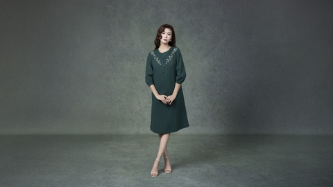 SWANLAKE | Váy Đầm Nữ Midi Suông Vải Linen Thêu Hoa Cổ Tròn Cài Nút Tay Lỡ Có Túi Công Sở D13179LW01