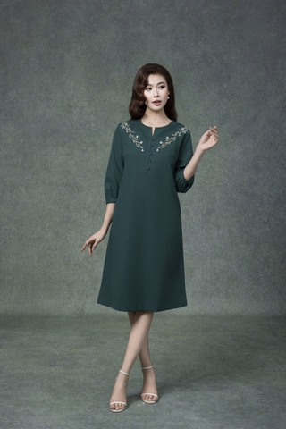 SWANLAKE | Váy Đầm Nữ Midi Suông Vải Linen Thêu Hoa Cổ Tròn Cài Nút Tay Lỡ Có Túi Công Sở D13179LW01