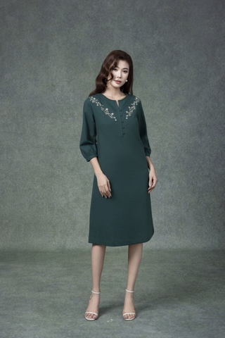 SWANLAKE | Váy Đầm Nữ Midi Suông Vải Linen Thêu Hoa Cổ Tròn Cài Nút Tay Lỡ Có Túi Công Sở D13179LW01