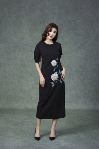 SWANLAKE | Váy Đầm Suông Nữ Cổ Tròn Vải Lụa Dày Thêu Hoa Xẻ Tà Tay Ngắn Công Sở Thanh Lịch D13261LW01