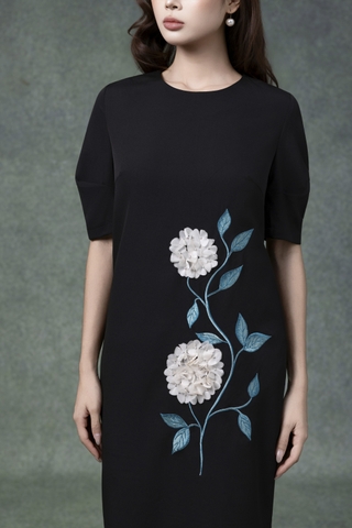 SWANLAKE | Váy Đầm Suông Nữ Cổ Tròn Vải Lụa Dày Thêu Hoa Xẻ Tà Tay Ngắn Công Sở Thanh Lịch D13261LW01