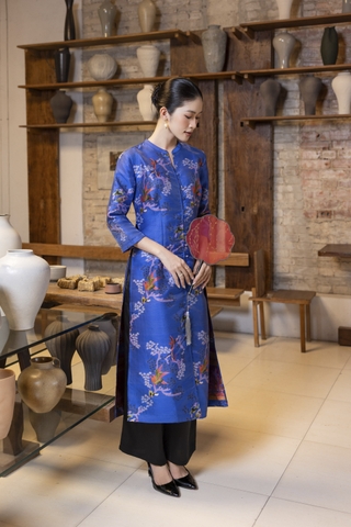 SWANLAKE | Áo Dài Cách Tân Nữ Phom Suông Cổ Chữ V Cài Nút Tay Lỡ Vải Gấm Tafta Hoa Tết L13371LW01