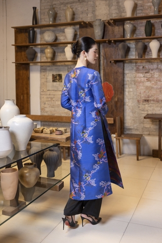 SWANLAKE | Áo Dài Cách Tân Nữ Phom Suông Cổ Chữ V Cài Nút Tay Lỡ Vải Gấm Tafta Hoa Tết L13371LW01