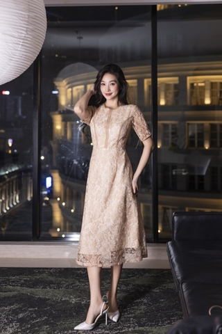 SWANLAKE | Váy Đầm Midi Nữ Phối Ren Thêu Hoa 2 Lớp Cổ Tròn Tay Ngắn Chiết Eo Tiệc Sang Trọng D13385LW01