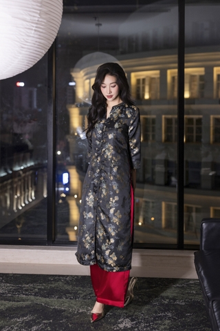 SWANLAKE | Áo Dài Cách Tân Nữ Phom Suông Cổ Chữ V Cài Nút Tay Lỡ Vải Gấm Tafta Hoa Tết L13371LW01