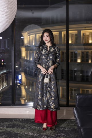 SWANLAKE | Áo Dài Cách Tân Nữ Phom Suông Cổ Chữ V Cài Nút Tay Lỡ Vải Gấm Tafta Hoa Tết L13371LW01