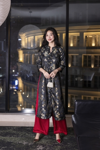 SWANLAKE | Áo Dài Cách Tân Nữ Phom Suông Cổ Chữ V Cài Nút Tay Lỡ Vải Gấm Tafta Hoa Tết L13371LW01