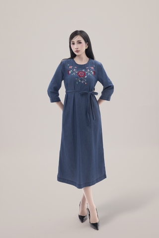 SWANLAKE | Váy Đầm Denim Phom Suông Xẻ Tà Tay Lỡ Cổ Tròn Vải Jean Wash Thêu Hoa Dây Thắt Eo D13016LW01