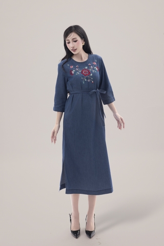 SWANLAKE | Váy Đầm Denim Phom Suông Xẻ Tà Tay Lỡ Cổ Tròn Vải Jean Wash Thêu Hoa Dây Thắt Eo D13016LW01