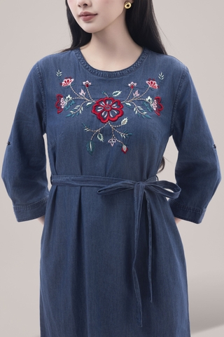 SWANLAKE | Váy Đầm Denim Phom Suông Xẻ Tà Tay Lỡ Cổ Tròn Vải Jean Wash Thêu Hoa Dây Thắt Eo D13016LW01