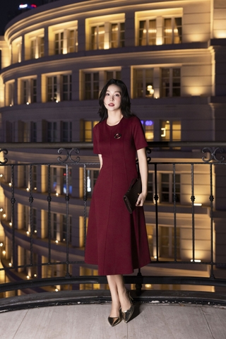 SWANLAKE | Váy Đầm Midi Nữ Phom A Vải Thun Dày Cổ Tròn Tay Ngắn Có Túi Công Sở Đi Tiệc D13379MW01