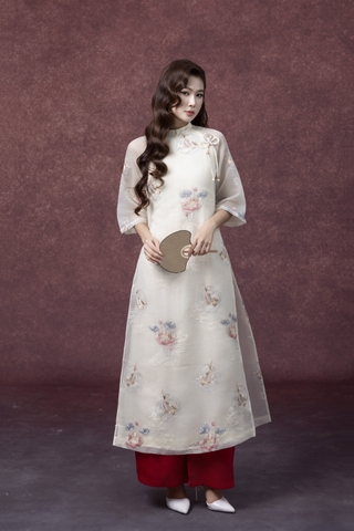 SWANLAKE | Áo Dài Cách Tân Nữ Phom Suông Tà Kép Cổ Trụ Chất Vải Tơ Ép Thêu Hoa Tay Lỡ L13254LW01