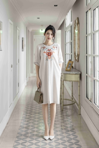 SWANLAKE | Váy Đầm Nữ Suông Vải Linen Cao Cấp Thêu Hoa Cổ Tròn Viền Tay Lỡ Có Túi Công Sở D12858W01