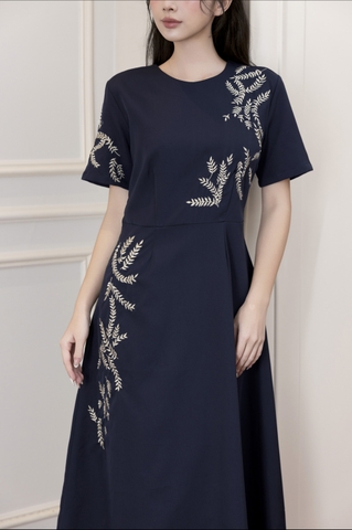 Váy Đầm Nữ Suông Cổ Tròn Vải Lụa Dày Thêu Hoa Nhấn Eo Tay Ngắn Sang Trọng Đi Tiệc D13038LW01