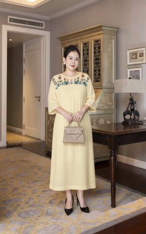 M COLLECTION | Váy Đầm Tiệc Suông Nữ Trung Niên Tặng Mẹ Lụa Hàn Cổ Tròn Tay Lỡ Thêu Hoa D13182LW01