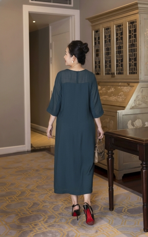 M COLLECTION | Váy Đầm Tiệc Suông Nữ Trung Niên Tặng Mẹ Lụa Hàn Cổ Tròn Tay Lỡ Thêu Hoa D13182LW01