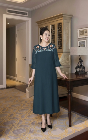 M COLLECTION | Váy Đầm Tiệc Suông Nữ Trung Niên Tặng Mẹ Lụa Hàn Cổ Tròn Tay Lỡ Thêu Hoa D13182LW01